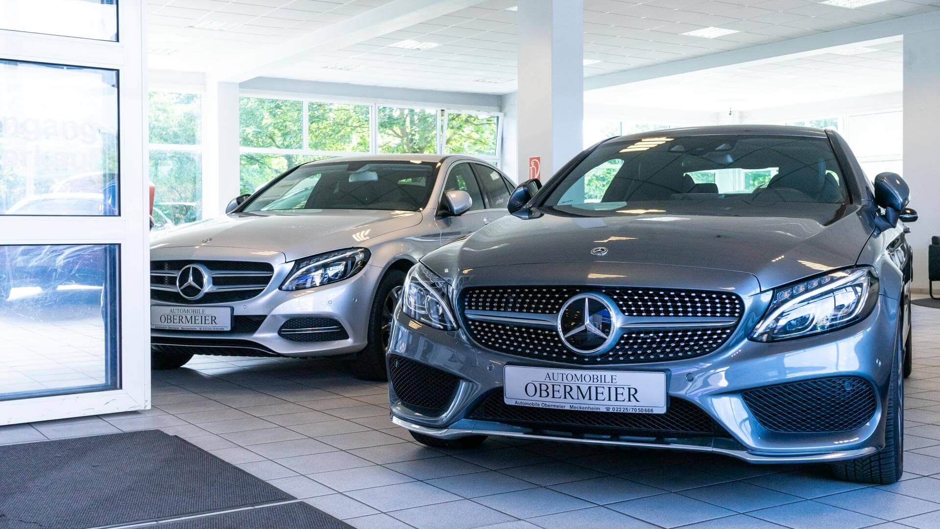 Verkaufsfläche mit Mercedes-Benz Gebrauchtwagen von Automobile Obermeier aus Meckenheim