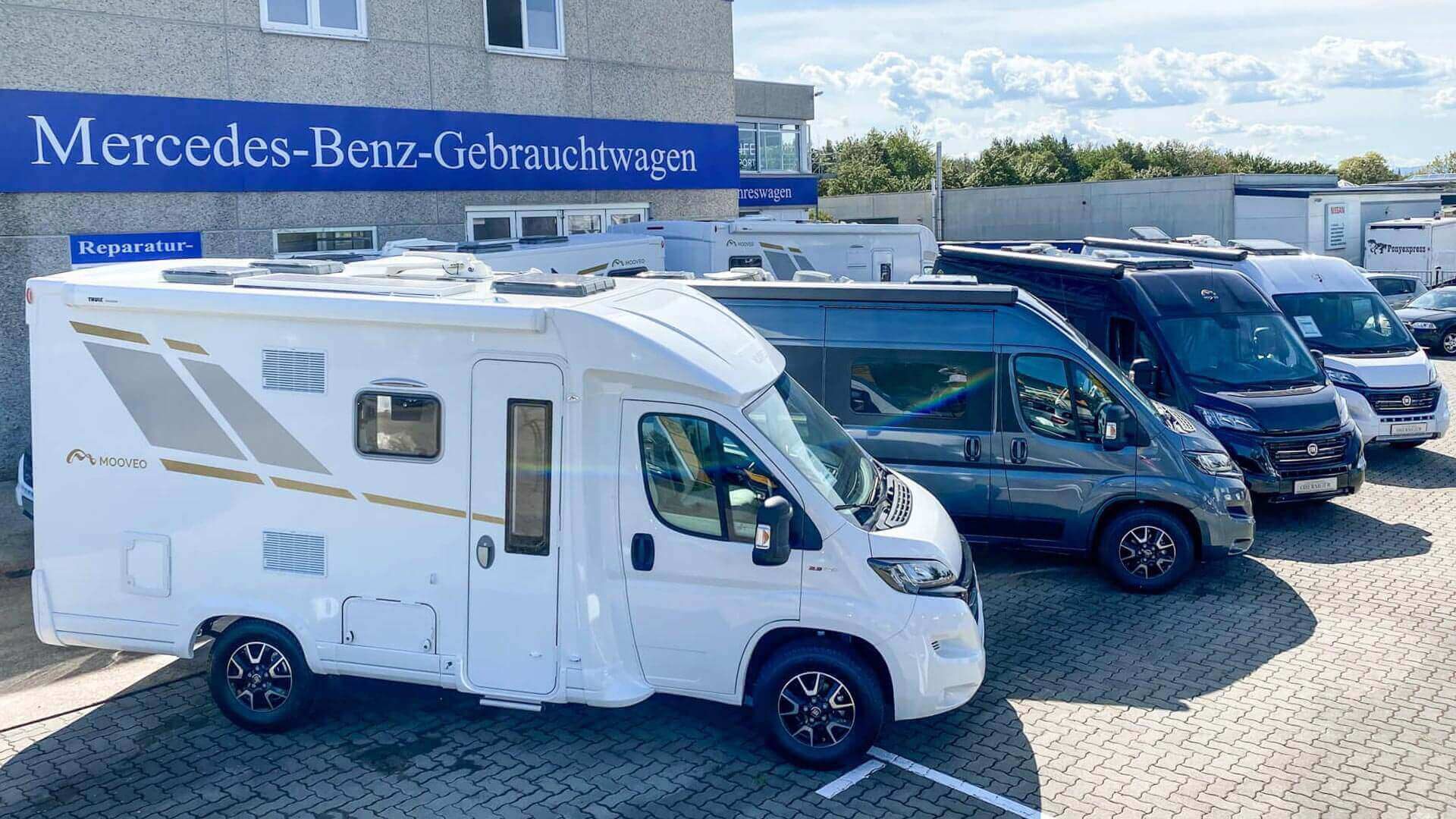 Aufgereihte Mooveo-Wohnmobile im Außenbereich bei Automobile Obermeier in Meckenheim
